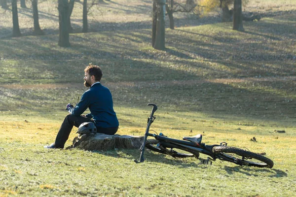 Radfahrer Hose Und Fleece Jacke Auf Einem Modernen Carbon Hardtail — Stockfoto