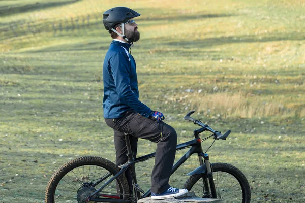 바지와 양털로 재킷을 사이클 리스트 현가장치 포크가 자전거 산위에 남자는 — 스톡 사진