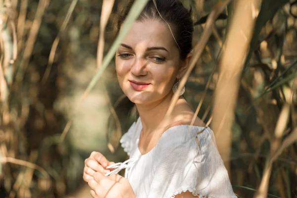 Retrato Uma Jovem Menina Bonita Juncos Estilo Retro Vestido Leve — Fotografia de Stock