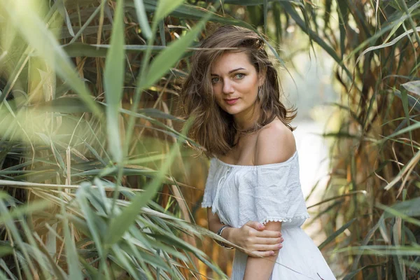 Retrato Una Joven Hermosa Chica Cañas Estilo Retro Vestido Ligero —  Fotos de Stock