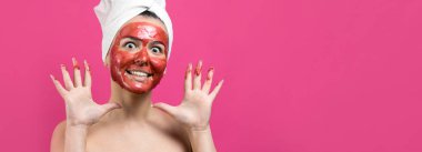 Yüzünde altın besleyici maske olan beyaz havluyla kadın portresi. Cilt temizleme eko organik kozmetik rahatlama konsepti. 