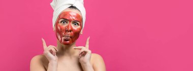 Yüzünde altın besleyici maske olan beyaz havluyla kadın portresi. Cilt temizleme eko organik kozmetik rahatlama konsepti. 