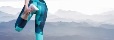 Zayıf bir atletik kız, sabahın erken saatlerinde dağların arka planında ders arasında mola verir. Sessizliğin ve özgürlüğün tadını çıkarır..