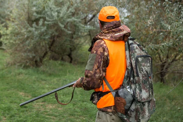 Man Gun His Hands Orange Vest Pheasant Hunt Wooded Area — Stock Photo, Image