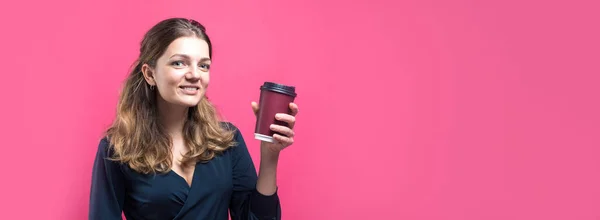 Glamour Frau Mit Einem Getränk Kaffee Auf Rosa Hintergrund — Stockfoto