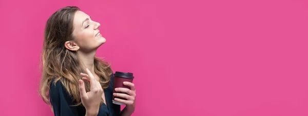 Glamor Woman Drink Coffee Pink Background — 스톡 사진