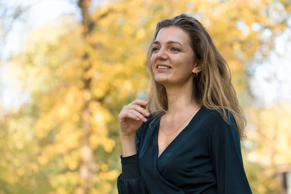 Young Girl Dress Poses Park Background Golden Autumn Foliage — 스톡 사진