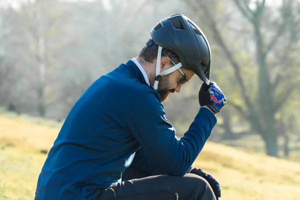 Radfahrer Hose Und Fleece Jacke Auf Einem Modernen Carbon Hardtail — Stockfoto
