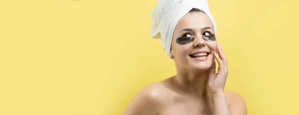Giovane Bella Ragazza Asciugamano Bianco Sulla Sua Testa Indossa Patch — Foto Stock