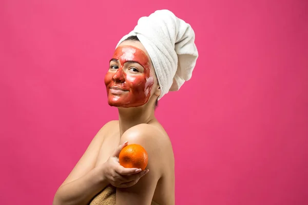 Retrato Beleza Mulher Toalha Branca Cabeça Com Máscara Nutritiva Vermelha — Fotografia de Stock