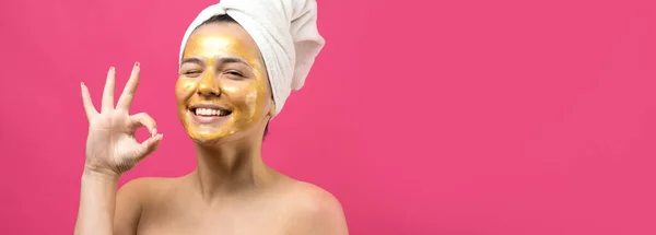 Retrato Beleza Mulher Toalha Branca Cabeça Com Máscara Nutritiva Dourada — Fotografia de Stock