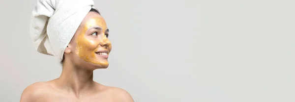 Krásný Portrét Ženy Bílém Ručníku Hlavě Zlatou Vyživující Maskou Obličeji — Stock fotografie