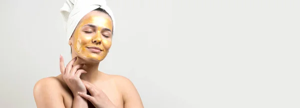 Yüzünde Altın Besleyici Maske Olan Beyaz Havluyla Kadın Portresi Cilt — Stok fotoğraf