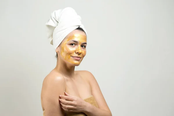 Schoonheidsportret Van Vrouw Witte Handdoek Hoofd Met Gouden Voedende Masker — Stockfoto