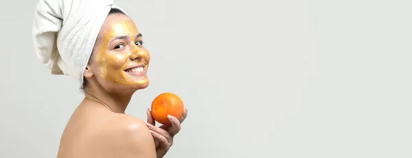 Retrato Belleza Mujer Toalla Blanca Cabeza Con Máscara Nutritiva Oro — Foto de Stock