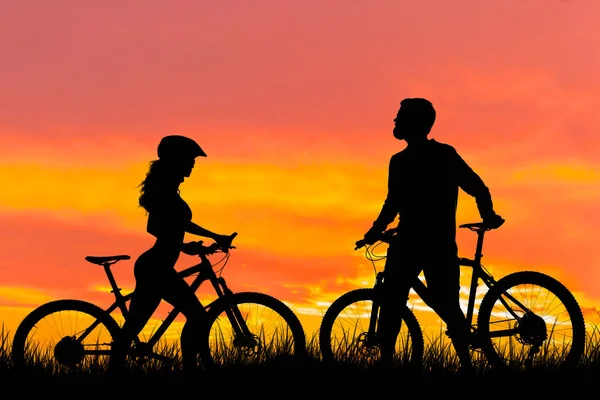 Two Silhouettes Cyclists Sunset Background Athletic Guy Girl Modern Mountain — Stock Photo, Image