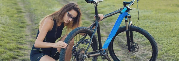 Επισκευή Ποδηλάτων Νεαρή Κοπέλα Επισκευάζει Ποδήλατο Βουνού Στους Καταπράσινους Λόφους — Φωτογραφία Αρχείου