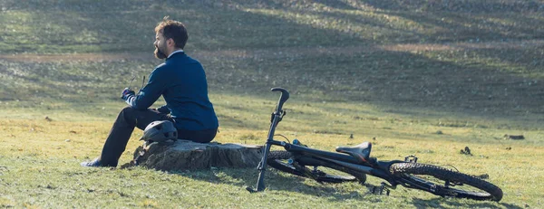 Ciclista Pantalones Chaqueta Polar Una Moderna Bicicleta Rígida Carbono Con —  Fotos de Stock