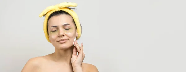 Menina Bonita Nova Uma Toalha Branca Sua Cabeça Usa Manchas — Fotografia de Stock