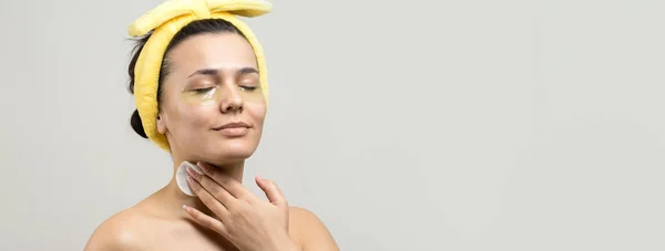 Menina Bonita Nova Uma Toalha Branca Sua Cabeça Usa Manchas — Fotografia de Stock