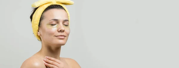 Menina Bonita Nova Uma Toalha Branca Sua Cabeça Usa Manchas — Fotografia de Stock