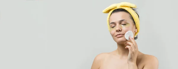 Jong Mooi Meisje Een Witte Handdoek Zijn Hoofd Draagt Collageen — Stockfoto