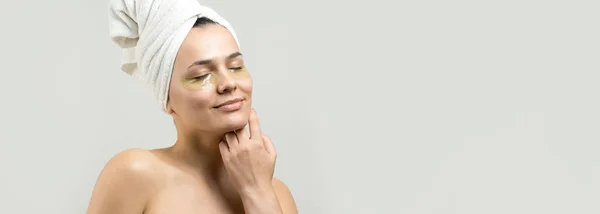 Menina Bonita Nova Uma Toalha Branca Sua Cabeça Usa Manchas — Fotografia de Stock