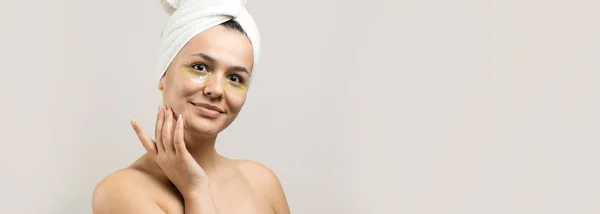 Gadis Cantik Dengan Handuk Putih Kepalanya Memakai Gel Kolagen Bawah — Stok Foto