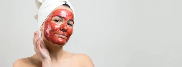 Retrato Beleza Mulher Toalha Branca Cabeça Com Máscara Nutritiva Dourada — Fotografia de Stock