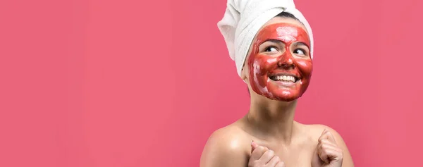 Retrato Beleza Mulher Toalha Branca Cabeça Com Máscara Nutritiva Dourada — Fotografia de Stock