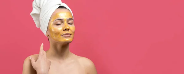 Retrato Beleza Mulher Toalha Branca Cabeça Com Máscara Nutritiva Dourada — Fotografia de Stock