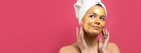 Schoonheidsportret Van Vrouw Witte Handdoek Hoofd Met Gouden Voedende Masker — Stockfoto