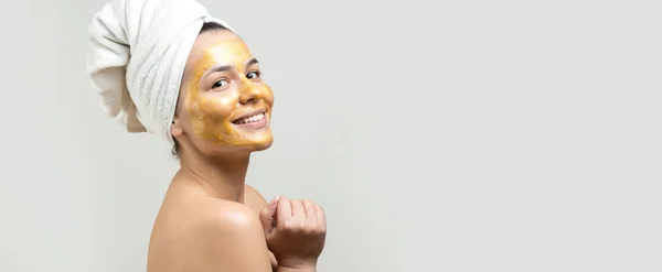 Retrato Belleza Mujer Toalla Blanca Cabeza Con Máscara Nutritiva Oro —  Fotos de Stock