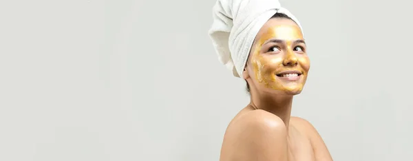 Schoonheidsportret Van Vrouw Witte Handdoek Hoofd Met Gouden Voedende Masker — Stockfoto