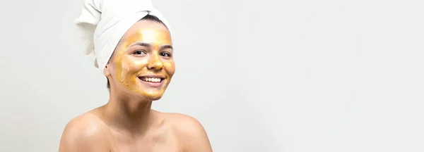 Schoonheidsportret Van Vrouw Witte Handdoek Hoofd Met Gouden Voedende Masker — Stockfoto