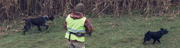 Jagdzeit Herbstsaison Geöffnet Ein Jäger Mit Gewehr Der Hand Jagdkleidung — Stockfoto