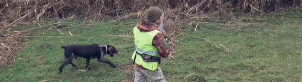 Período Caza Temporada Otoño Abierta Cazador Con Arma Sus Manos —  Fotos de Stock