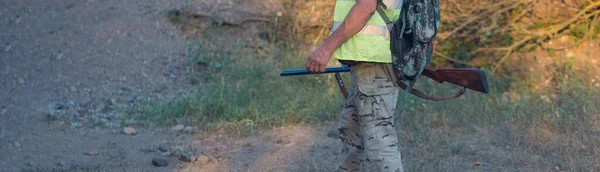 Seorang Pria Dengan Pistol Tangannya Dan Rompi Hijau Pada Berburu — Stok Foto