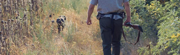 Ένας Άντρας Ένα Όπλο Στα Χέρια Του Και Ένα Πράσινο — Φωτογραφία Αρχείου