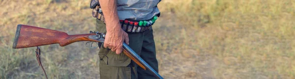 Hombre Con Arma Sus Manos Chaleco Verde Una Cacería Faisanes — Foto de Stock