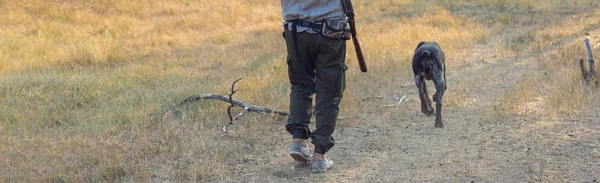 Muž Pistolí Rukou Zelenou Vestou Lovu Bažantů Zalesněné Oblasti Zataženého — Stock fotografie