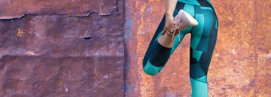 Zayıf bir atletik kız sabah erken saatlerde paslı geçmişiyle dersler arasında mola verir, sessizliğin ve özgürlüğün tadını çıkarır..