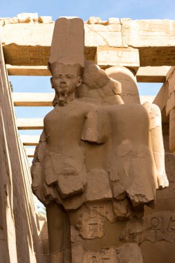 Karnak Tapınağı, Luxor 'daki Nil Vadisi' nde antik Mısır 'ın heykel heykelleri, duvarda kabartmalı hiyeroglifler.