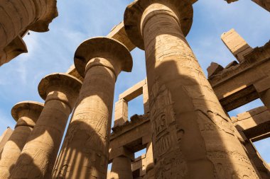 Karnak Tapınağı, Luxor 'daki Nil Vadisi' nde antik Mısır 'ın heykel heykelleri, duvarda kabartmalı hiyeroglifler.