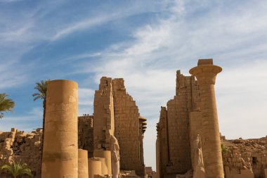 Karnak Tapınağı, Luxor 'daki Nil Vadisi' nde antik Mısır 'ın heykel heykelleri, duvarda kabartmalı hiyeroglifler.