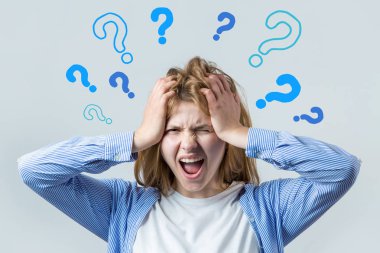 Düşünen genç bir kızın görüntüsü. Kameranın bir fikri var. Beyaz bir arkaplanda durur.