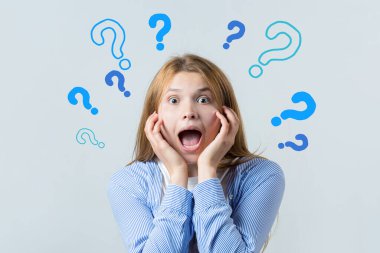 Düşünen genç bir kızın görüntüsü. Kameranın bir fikri var. Beyaz bir arkaplanda durur.