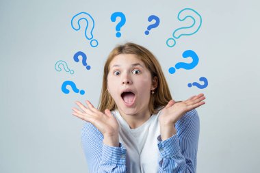 Düşünen genç bir kızın görüntüsü. Kameranın bir fikri var. Beyaz bir arkaplanda durur.