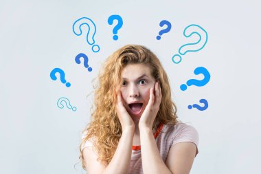 Düşünen genç bir kızın görüntüsü. Kameranın bir fikri var. Beyaz bir arkaplanda durur.