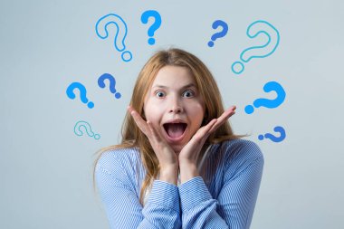 Düşünen genç bir kızın görüntüsü. Kameranın bir fikri var. Beyaz bir arkaplanda durur.